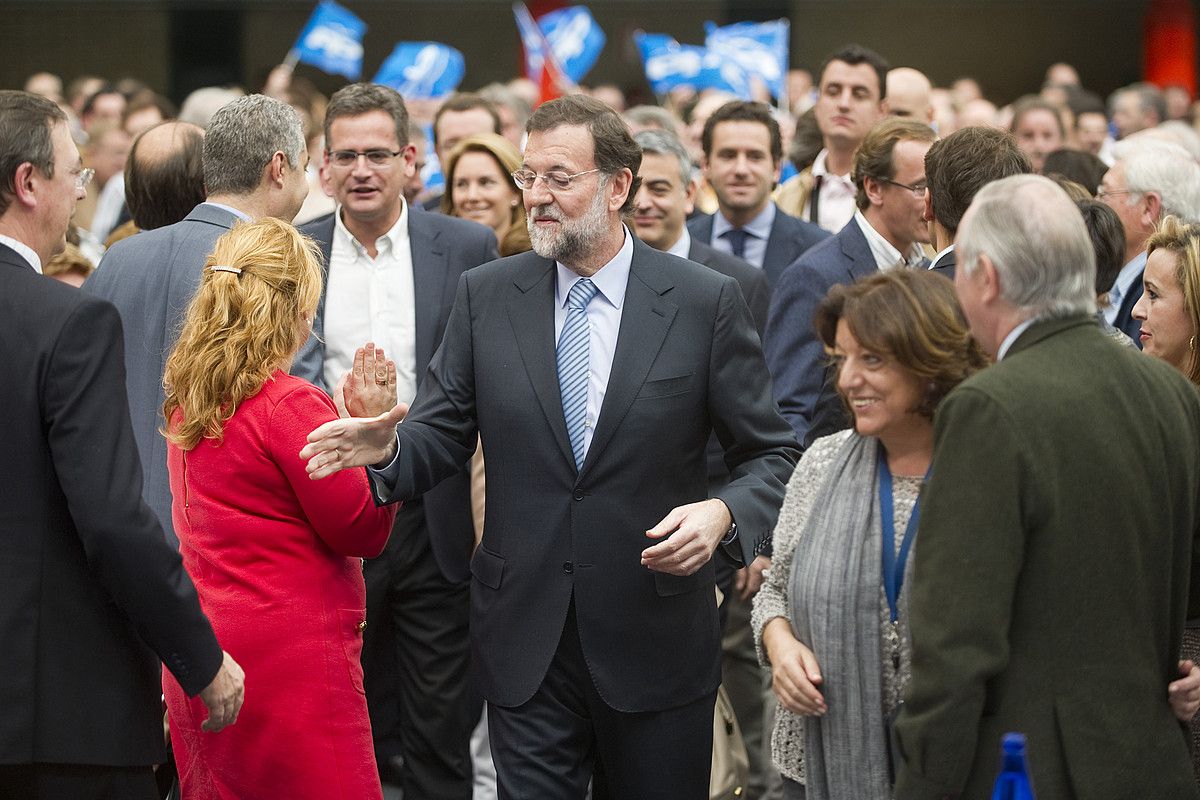 Mariano Raxoi eta Antonio Basagoiti, atzo, alderdikideak agurtzen, PPk Gasteizen egindako ekitaldian. JUANAN RUIZ / ARGAZKI PRESS.