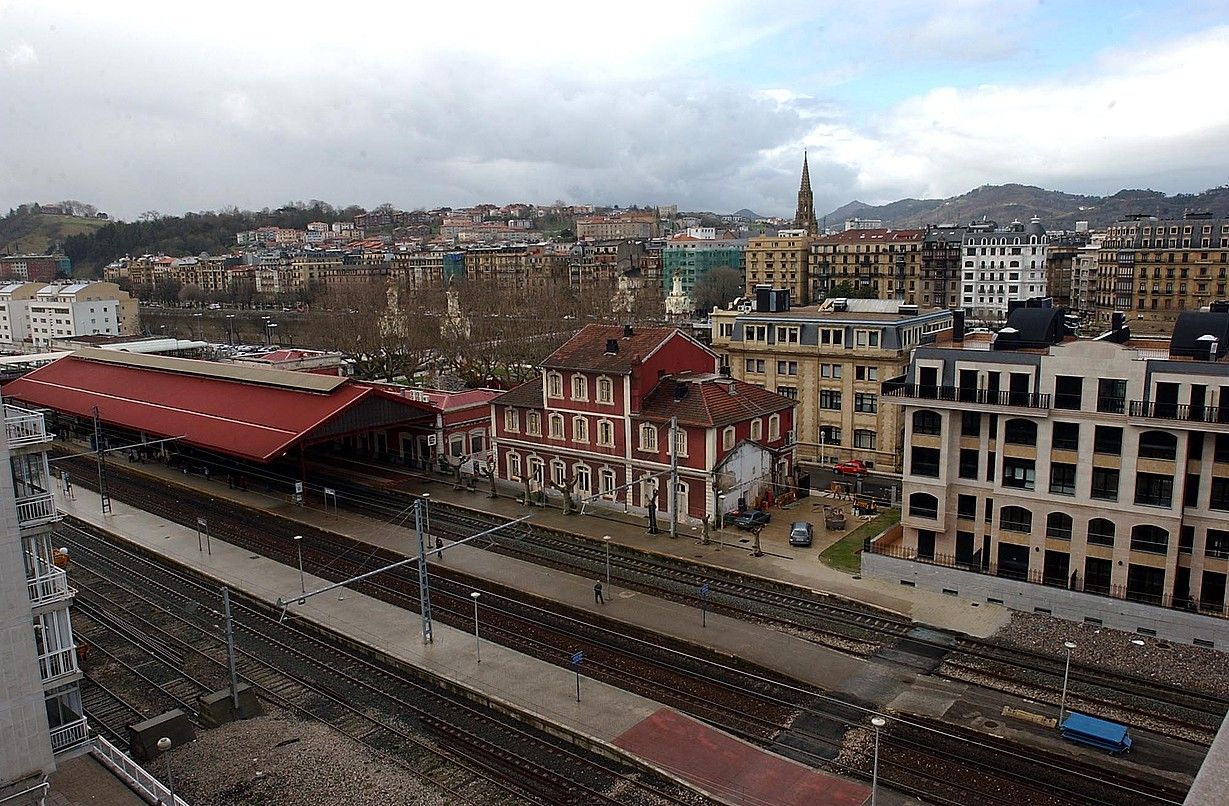 Donostian Renfek duen tren geltokia, artxiboko irudi batean. JUAN CARLOS RUIZ / ARP.