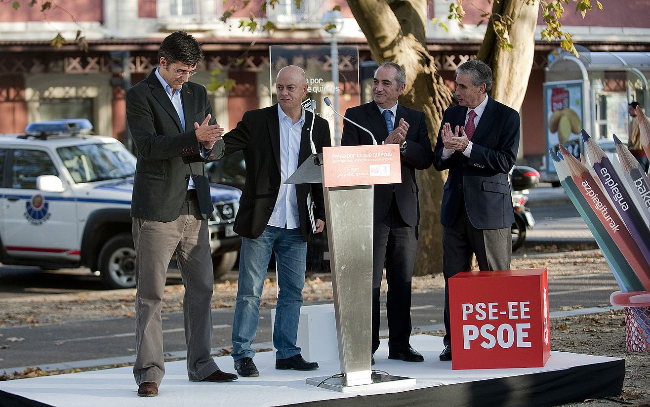 Eduardo Madina, Iñaki Arriola, Odon Elorza eta Ramon Jauregi, atzo Donostiako agerraldian. JUAN CARLOS RUIZ / ARP.