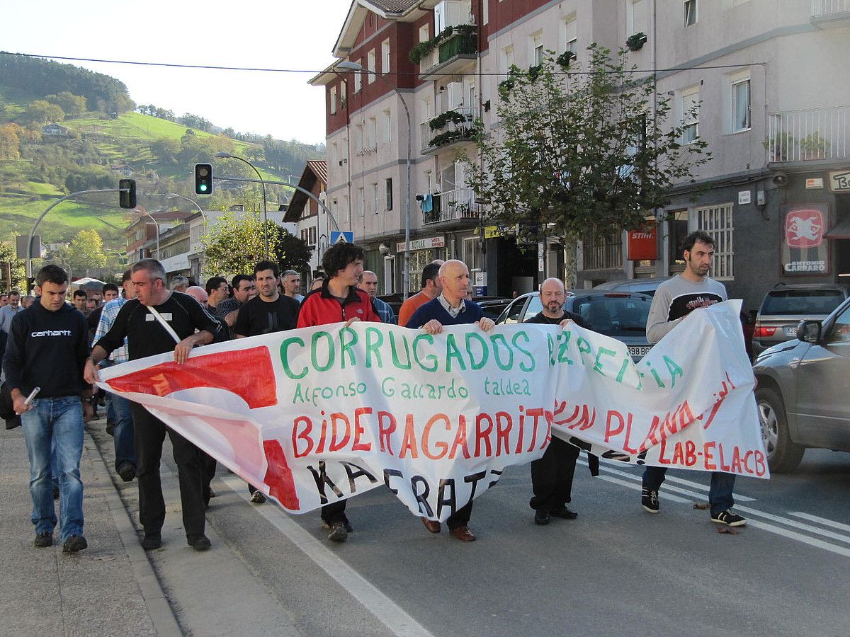 Corrugados Azpeitia lantegiko langileek atzo Azpeitian egin zuten manifestazioa. NEREA URANGA / UROLA KOSTAKO HITZA.