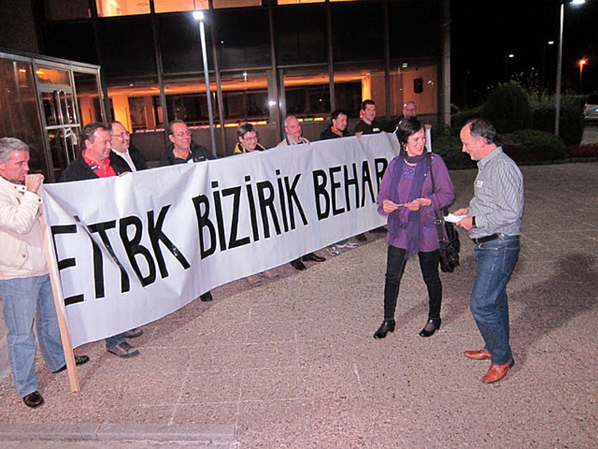 ETBko langileak eta Maite Aristegi (Amaiur), Miramonen. BERRIA.