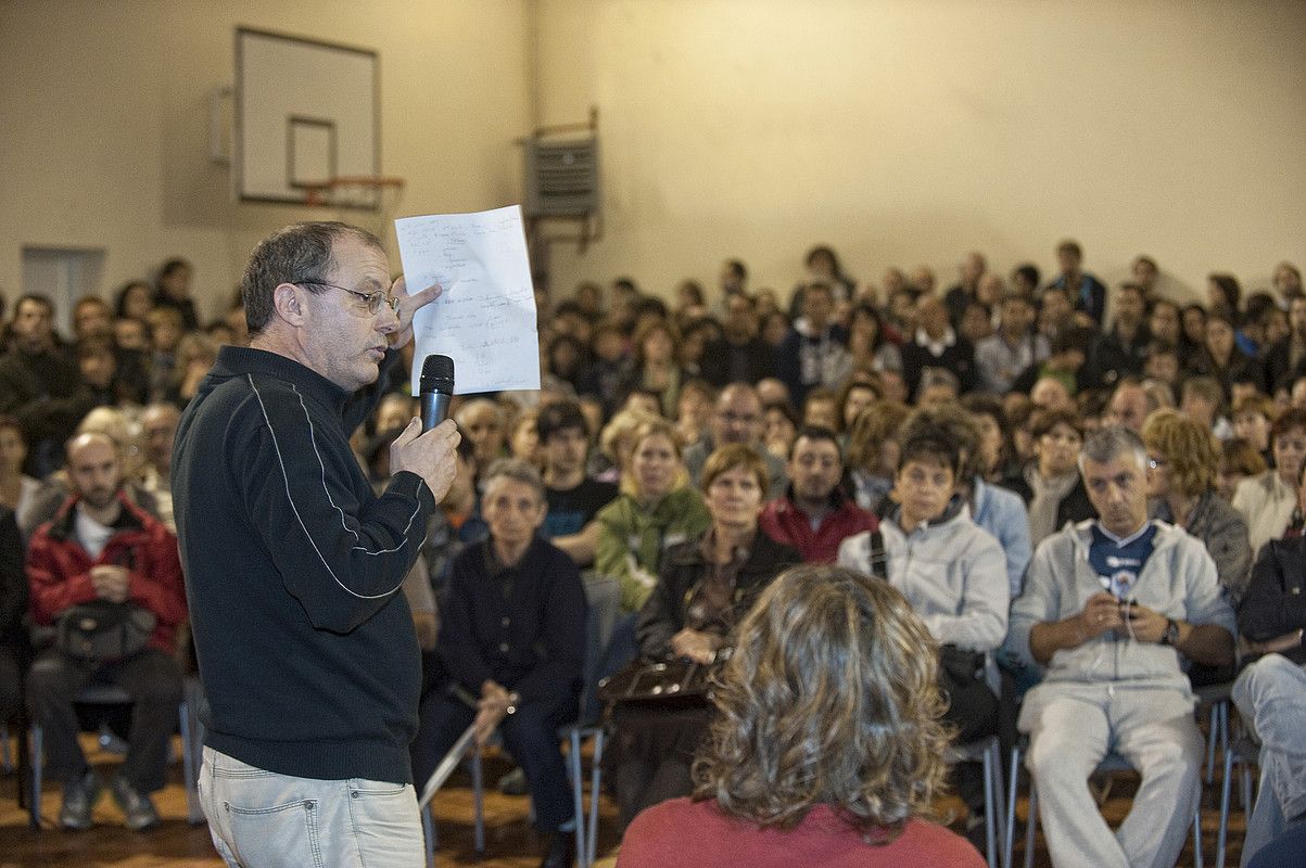 Juan Karlos Izagirre alkatea, atzo, Martuteneko bizilagunei azalpenak ematen. JON URBE / ARGAZKI PRESS.