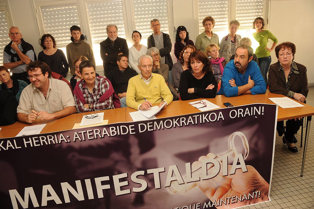 Euskal Herrian aterabide demokratikoa orain lelopean eginen den protestara deitzeko prentsaurrekoa. GAIZKA IROZ.