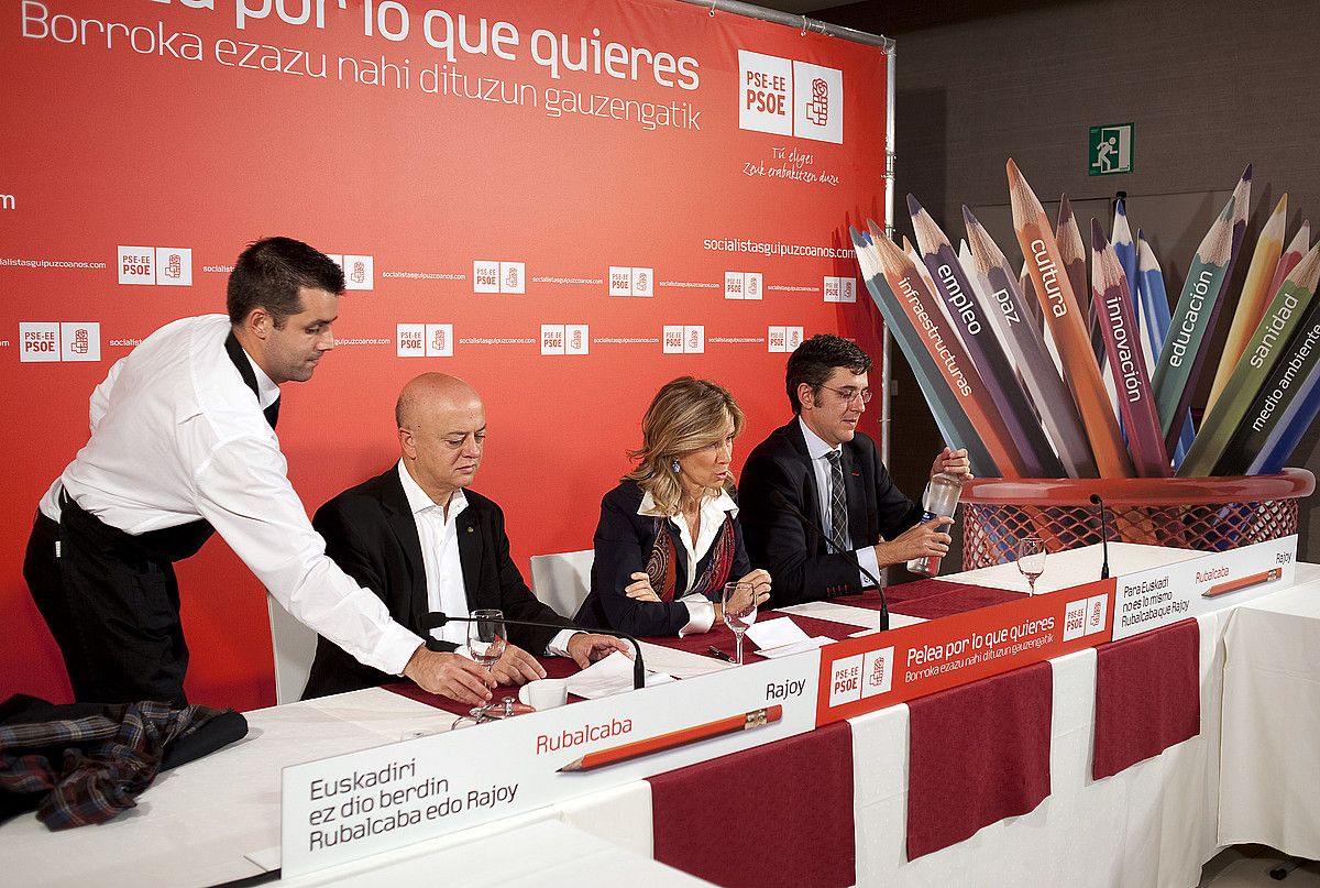 Odon Elorza, Cristina Garmendia eta Eduardo Madina, atzo Donostian eginiko agerraldian. JUAN CARLOS RUIZ / ARP.