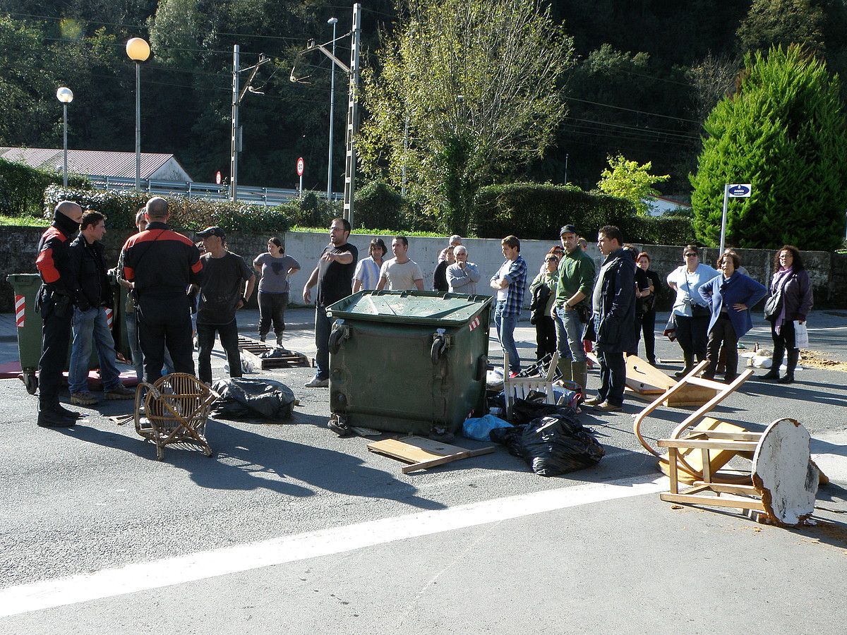 Auzotarrak, ertzainen aurrean protestan, atzo eguerdian, Donostiako Txomin-Enea auzoan. X. ETXABE / IRUTXULUKO HITZA.