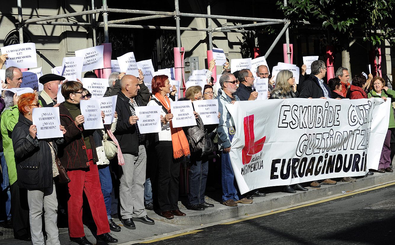 Eleak mugimenduak atzo bilbon egin zuen elkarretaratzea. MARISOL RAMIREZ / ARGAZKI PRESS.