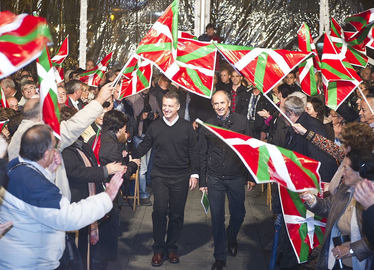 Iñigo Urkullu EBBko presidentea eta Josu Erkoreka Bizkaiko zerrendaburua, atzo arratsaldean Getxon eginiko mitinean. LUIS JAUREGIALTZO / ARGAZKI PRESS.