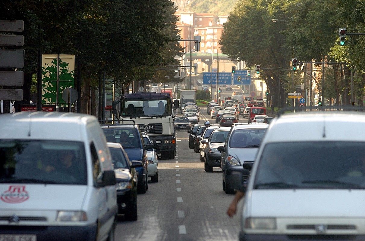 Auto ilarak Bilborako sarreran, Sabino Arana etorbidean. LUIS JAUREGIALTZO / ARP.