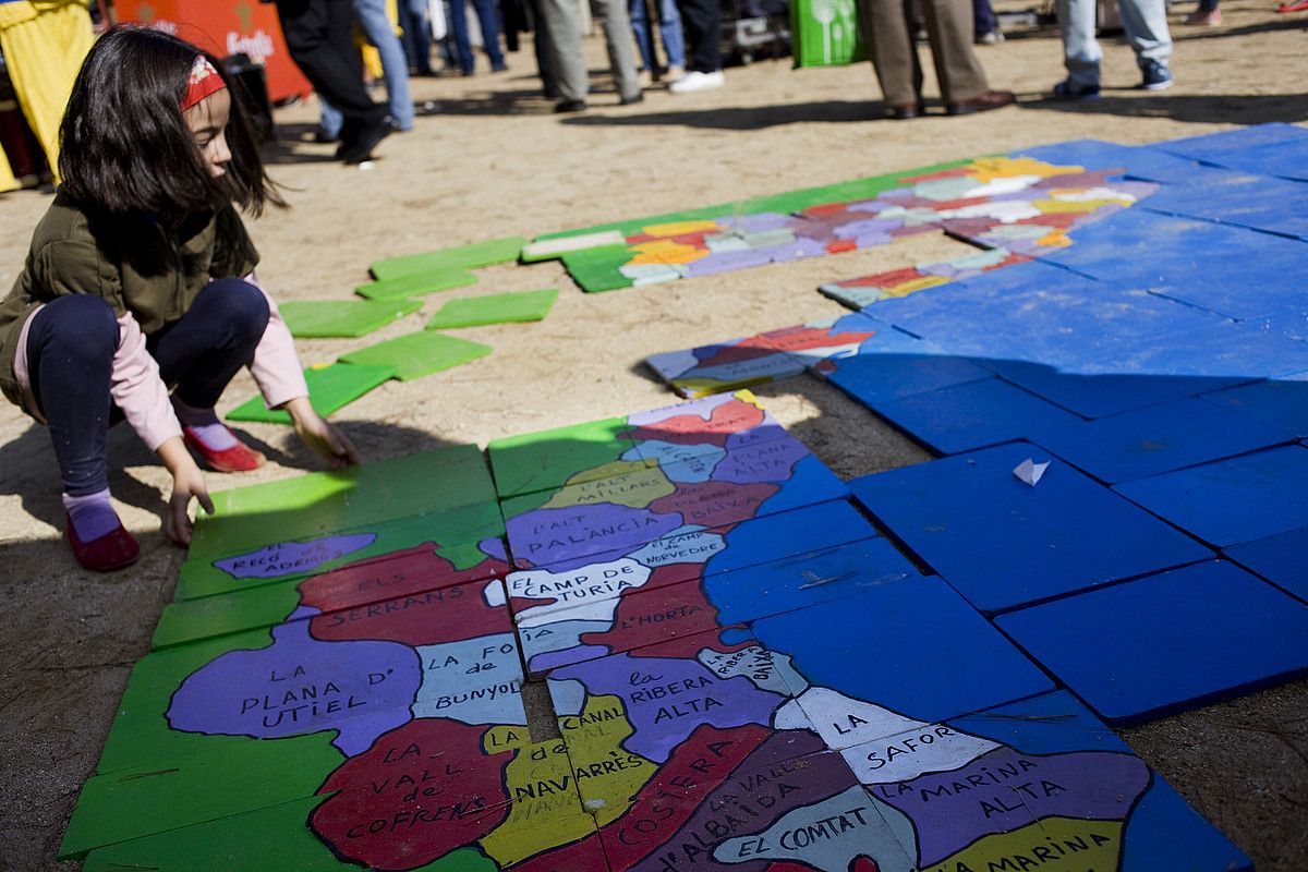 Haur bat Herrialde Katalanetako mapa puzzle bidez osatzen. ORIOL CLAVERA.