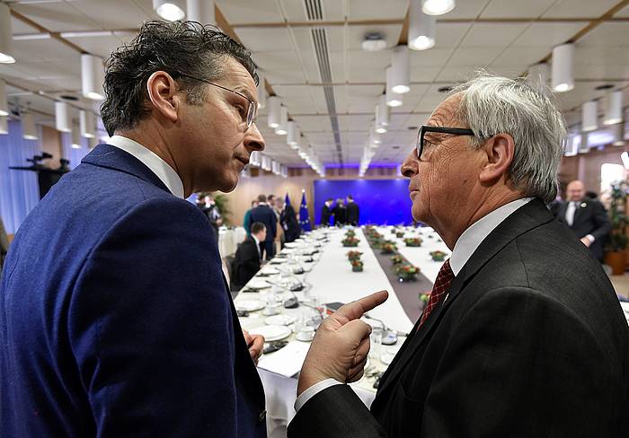 Jeroen Dijsselbloem jarduneko eurotaldeko presidentea eta Jean Claude Juncker Europako Batzordeko presidentea, gaur goizean Bruselan euroari buruz egin den goi bileran. JOHN THYS / EFE