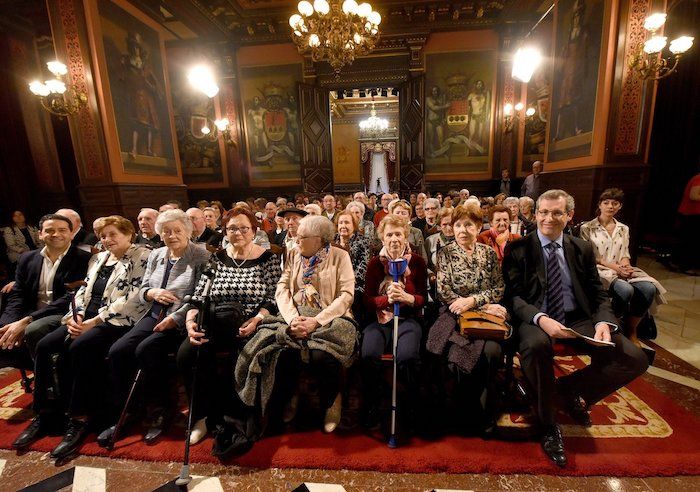 Ekitaldian parte hartu duten frankismoaren biktimak, gaur, Gipuzkoako Foru Aldundiaren egoitzan. BERRIA