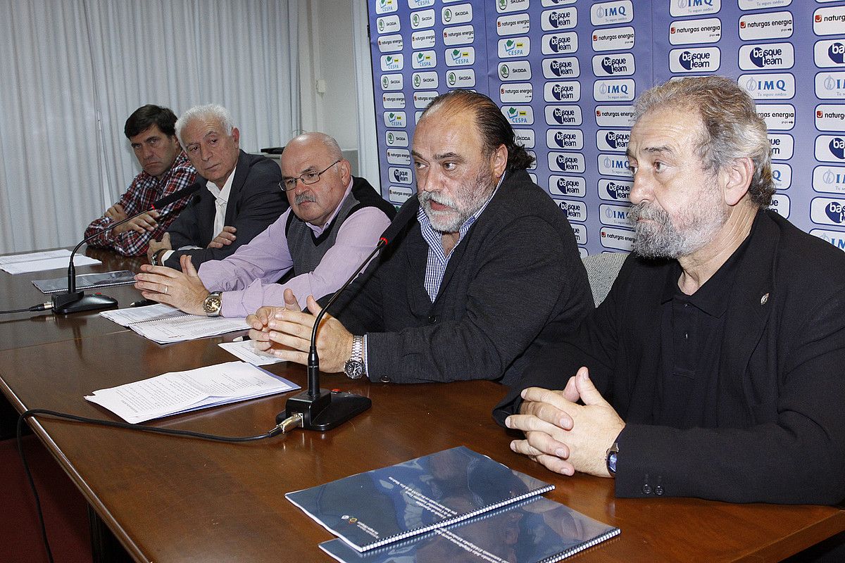 Luis Mari Lasurtegi, Fernando Sanchez Bañuelos, Patxi Mutiloa, Xabier Leibar eta Luis Solar, tesiaren aurkezpenean, atzo, Getxon. BAT BASQUE TEAM.