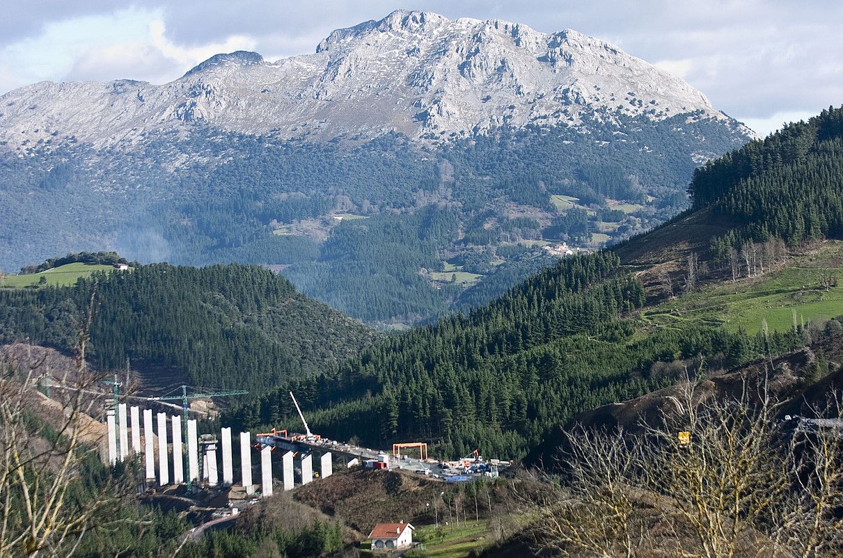 Aramaioko zubibidea, obratan. Eremu geologiko ezegonkorrean dagoela salatu dute. JUANAN RUIZ / ARGAZKI PRESS.