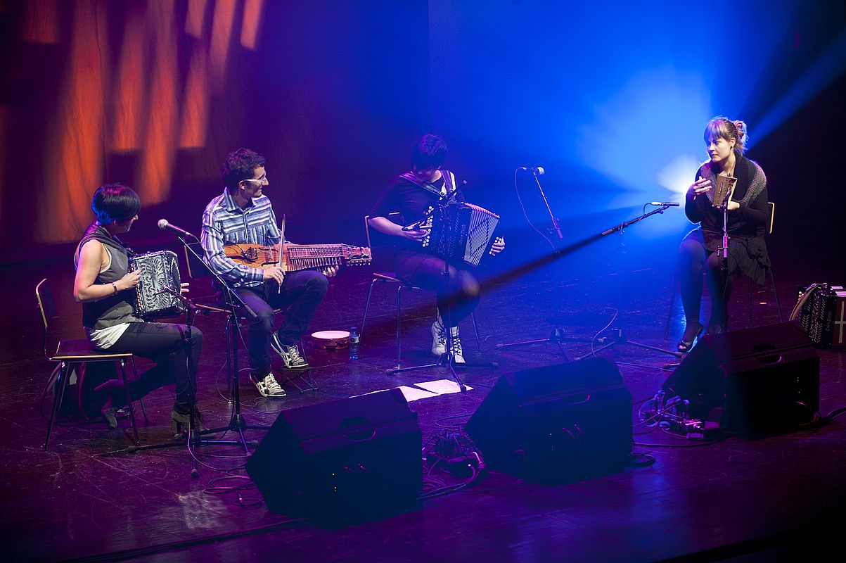 Lizarribar eta Osinaga trikitiarekin aritu ziren; Zeberio, nyckelharpa-rekin; Loidi, berriz, hiruki itxurako pandero batekin. JON URBE / ARGAZKI PRESS.