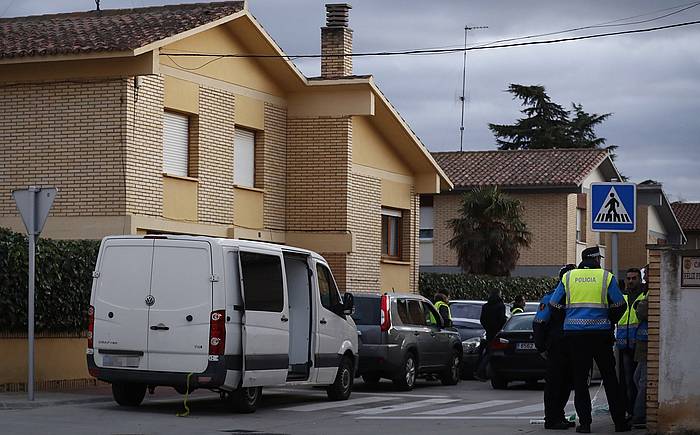 Polizia, eztanda izan den etxearen kanpoaldean. VILLAR LOPEZ, EFE