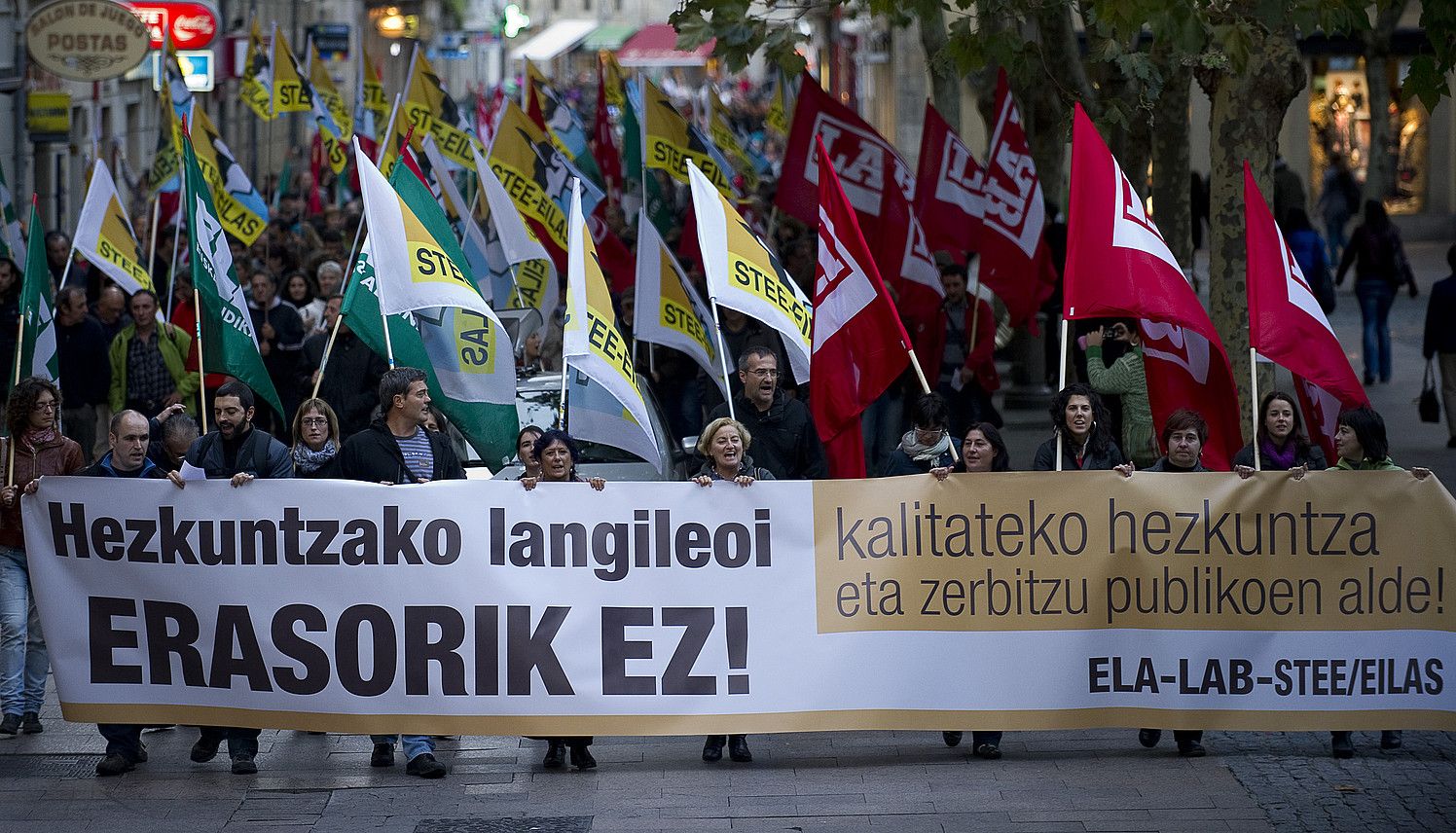 Sindikatuek kalitatezko hezkuntza aldarrikatu zuten atzo Gasteizen. RAUL BOGAJO / ARGAZKI PRESS.