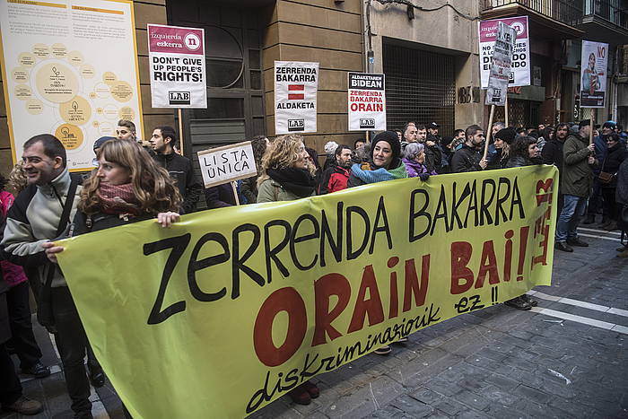 LABeko kideak zerrenda bakarraren aldeko protesta batean, Ezkerra koalizioaren egoitzaren aurrean. JAGOBA MANTEROLA / ARGAZKI PRESS