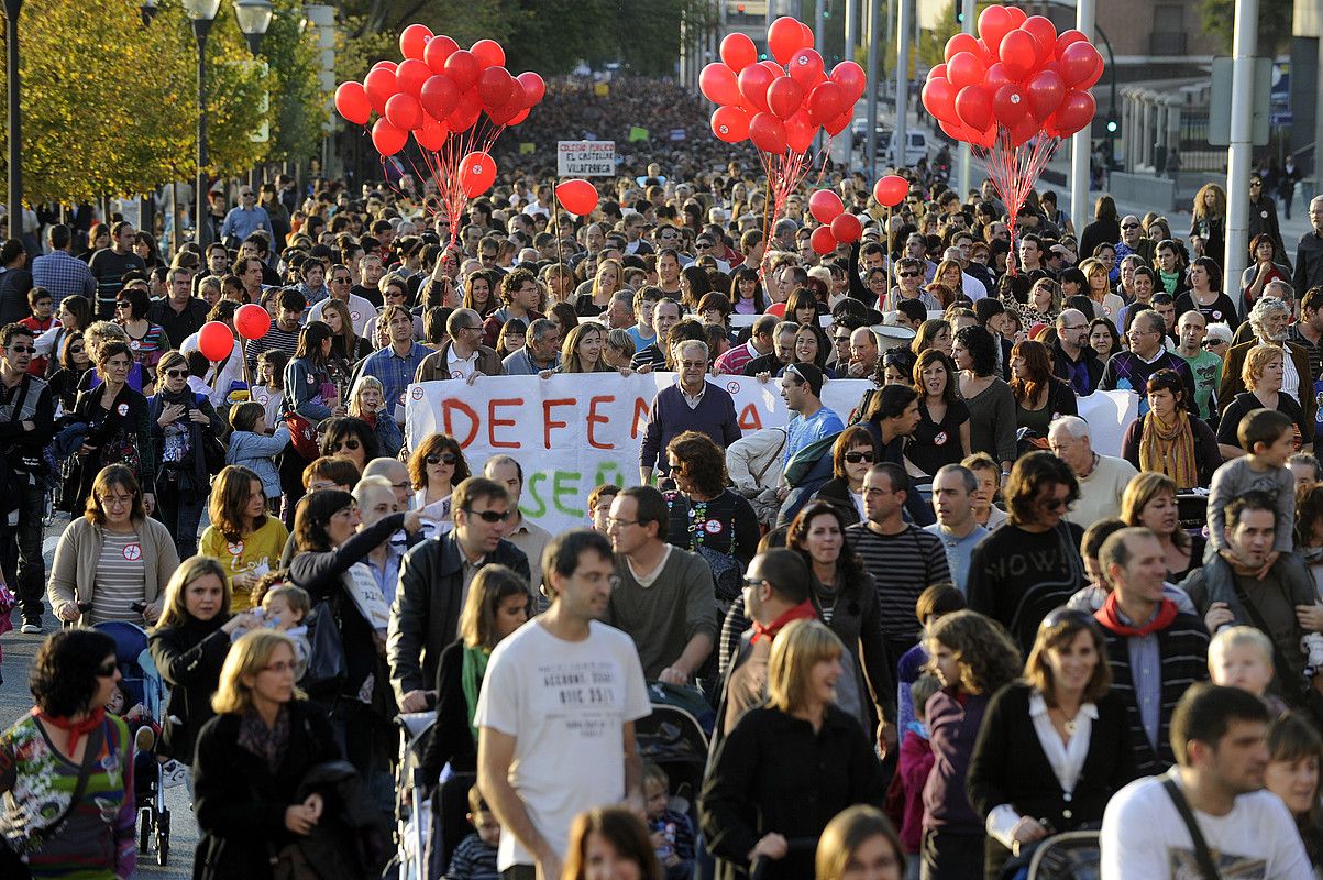 Hezkuntzako murrizketen aurkako protesta Iruñean. JAGOBA MANTEROLA / ARP.