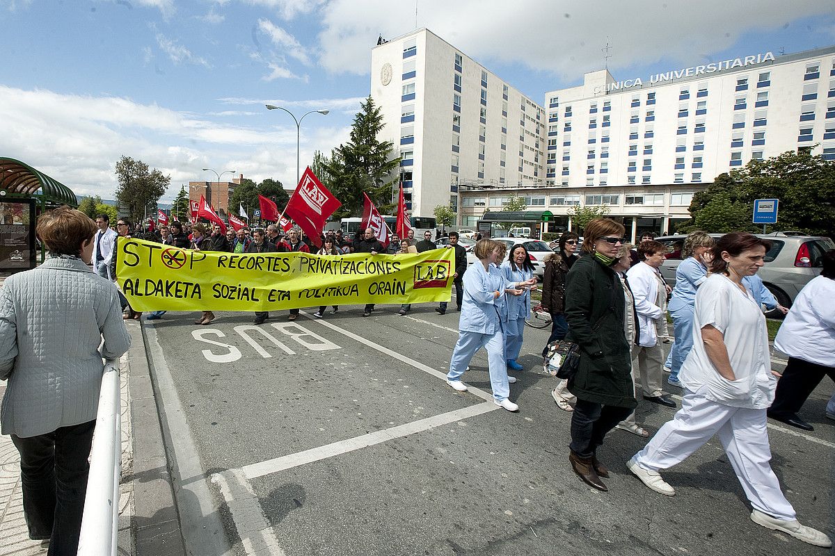 Murrizketen kontrako martxa, iaz, Nafarroako Unibertsitatea Klinikaren aurretik pasatzen. IÑIGO URIZ / ARGAZKI PRESS.