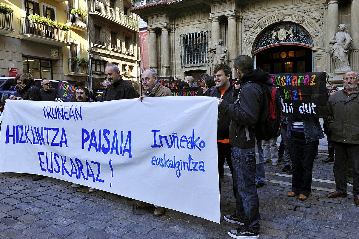 Euskalgintzako eragileak protestan atzo, udaletxe aurrean. I.ZABALETA / ARP.