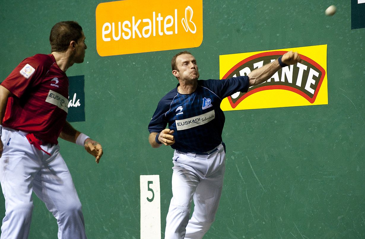 Gonzalez pilota astintzen, Olaizola II.a begira duela, aurtengo binakako partida batean, Iruñean. J. MANTEROLA / A. PRESS.