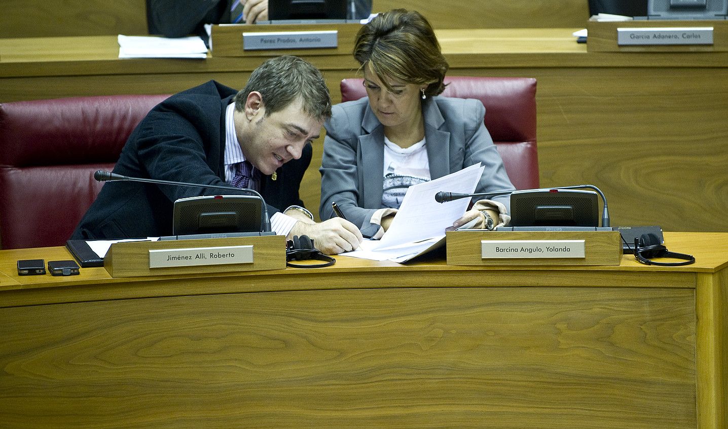 Roberto Jimenez eta Yolanda Barcina, atzo, parlamentuan. J.MANTEROLA / ARP.