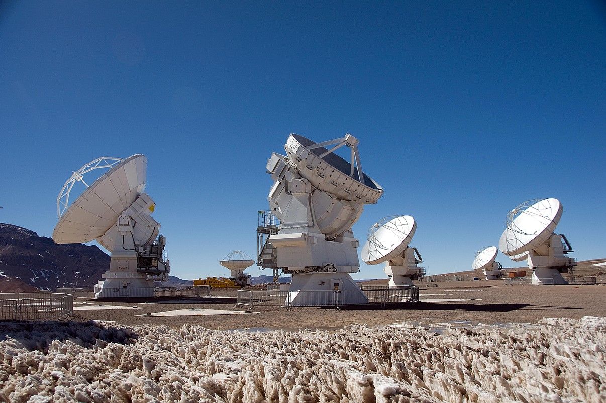 ALMA osatzen duten teleskopio erraldoiak, antenak, Chajnantor ordekan daude, Txilen. J. GUARDA / ESO-NAOJ-NRAO.