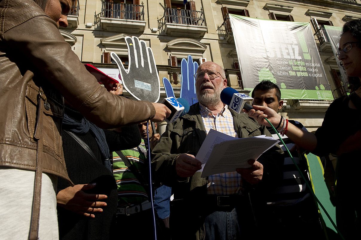 Fede Garcia, Gasteizko udaletxearen aurrean egindako agerraldian. RAUL BOGAJO / ARGAZKI PRESS.