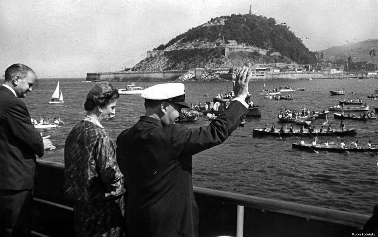 Francisco Francok Donostian igarotzen zituen udako oporrak. Aieteko jauregia zuen egoitza, egun Bakearen Etxea dena, eta hiriko ospakizunetan parte hartzen zuen. BERRIA.