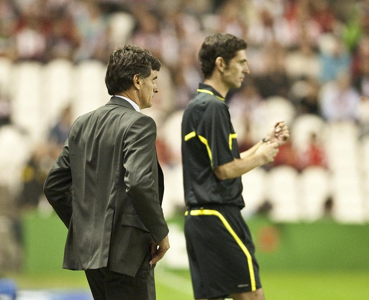 Jose Luis Mendilibar, pentsakor eta arduratuta, herenegungo euskal derbian. JON HERNAEZ / ARGAZKI PRESS.