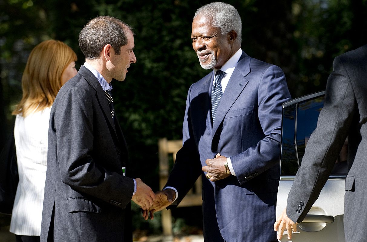 Paul Rios, Kofi Annani ongietorria egiten. RAUL BOGAJO / ARGAZKI PRESS.