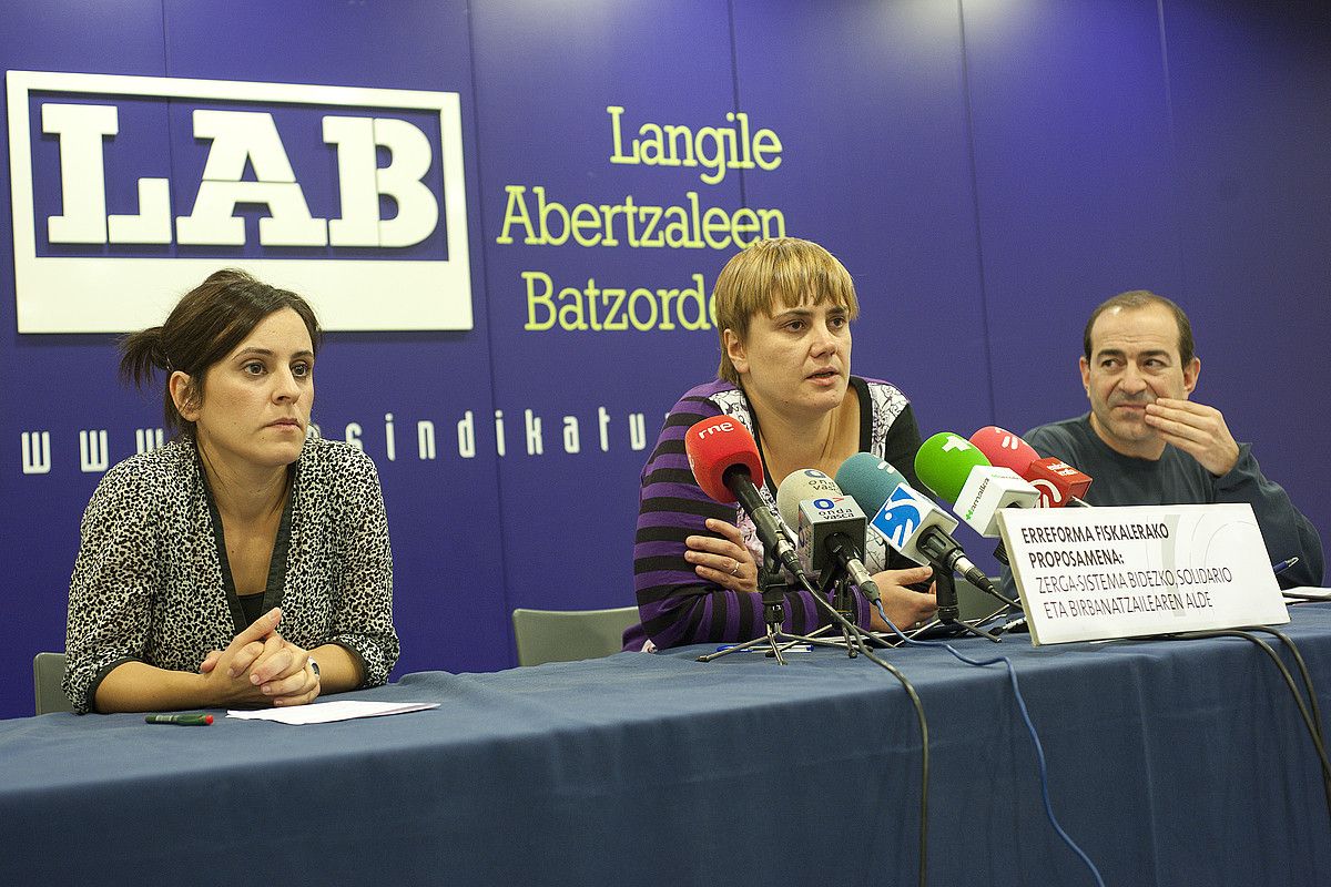 Bea Martxueta, Ainhoa Etxaide eta Rafa Izquierdo LABeko ordezkariak, atzoko agerraldian. GARI GARAIALDE / ARP.