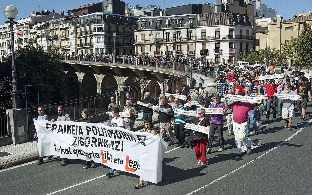 Manifestazioa, Donostiako auzitegietara iristen, atzo eguerdian. JON URBE / ARGAZKI PRESS.