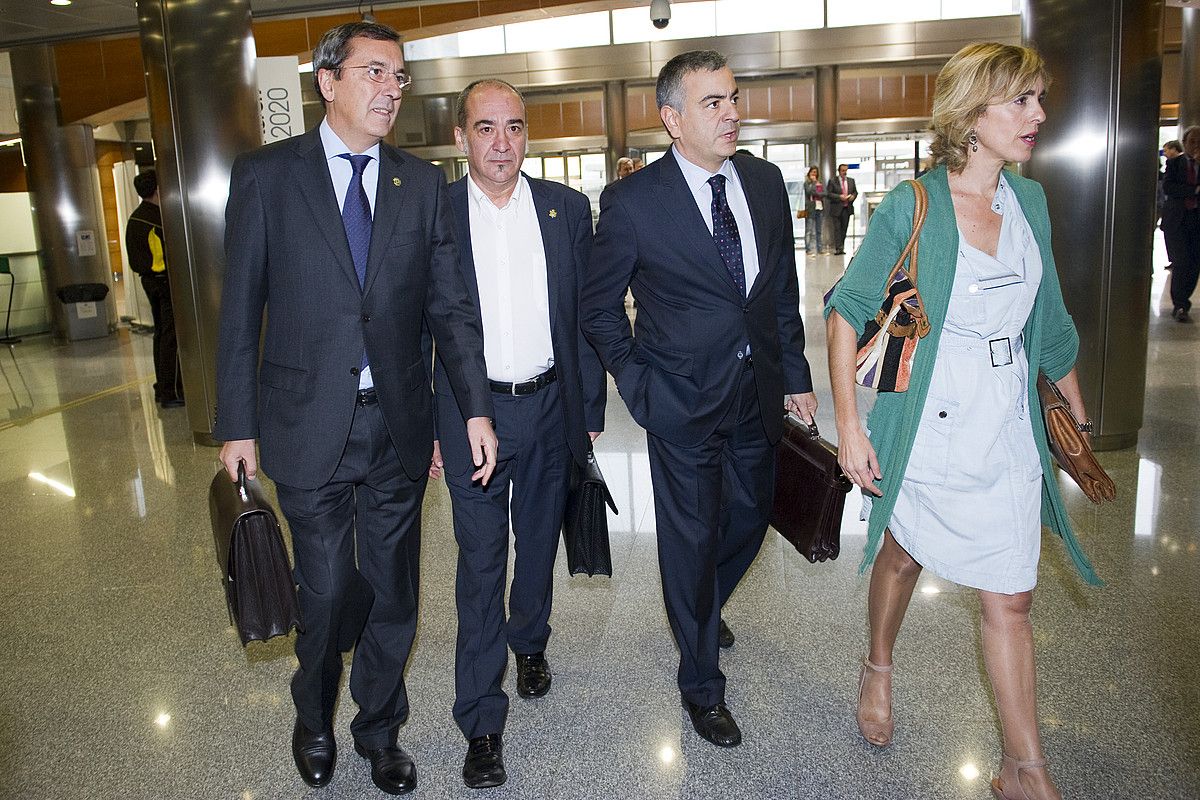 Jose Luis Bilbao (Bizkaia), Martin Garitano (Gipuzkoa), Javier de Andres (Araba) eta ibone Bengoetxea (Eudel), atzo, Jaurlaritzan. JUANAN RUIZ / ARGAZKI PRESS.