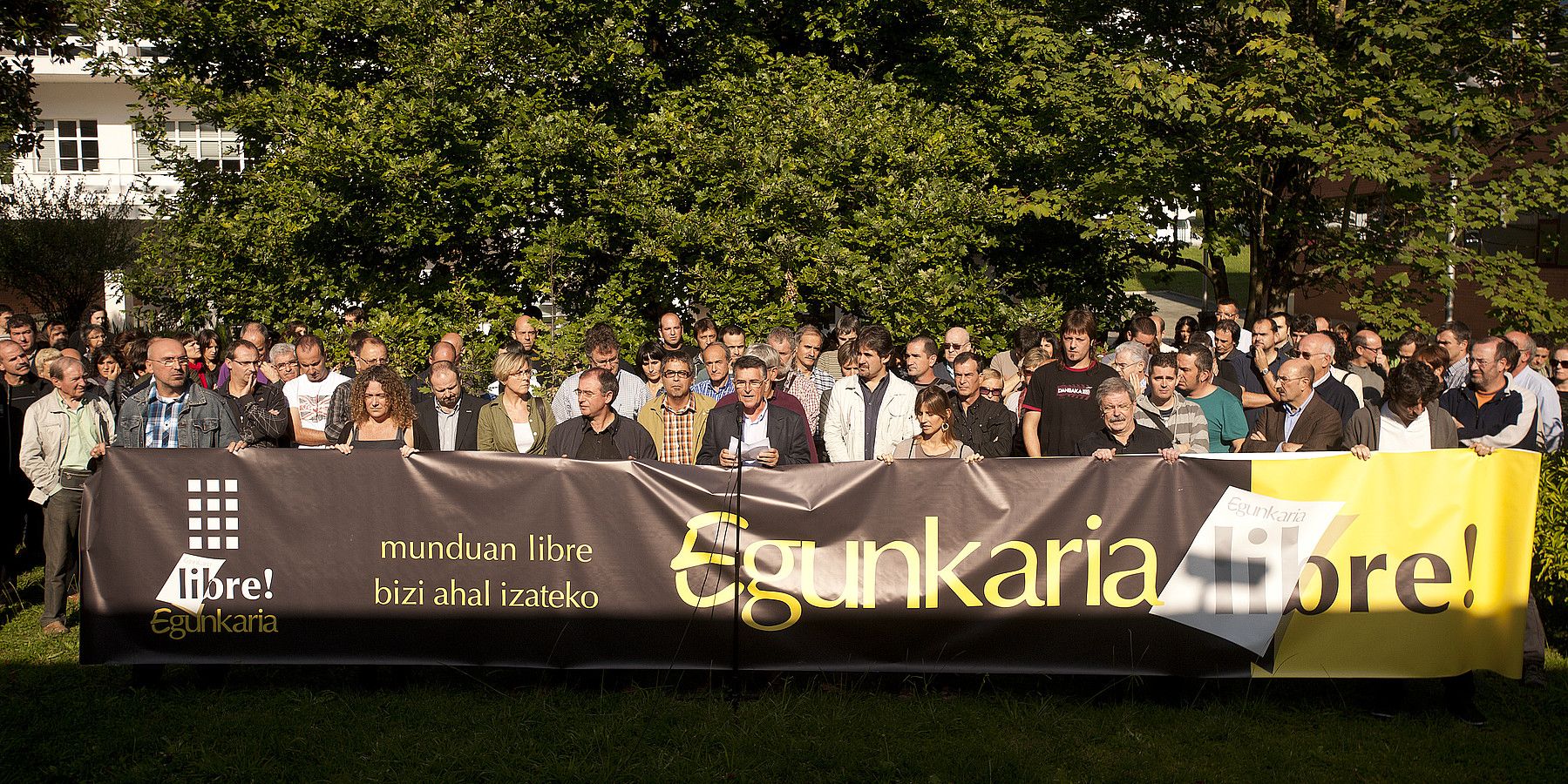 Egunkaria-ren auzi ekonomikoan auzipetuak eta haiei babesa ematera joandakoak, atzo, Martin Ugalde kultur parkean. GARI GARAIALDE / ARGAZKI PRESS.