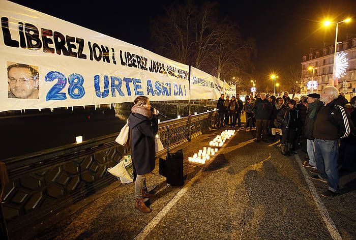 Elkarretaratzea egin zuten atzo Baionan, Jon Kepa Paroten askatasuna eskatzeko. BOB EDME