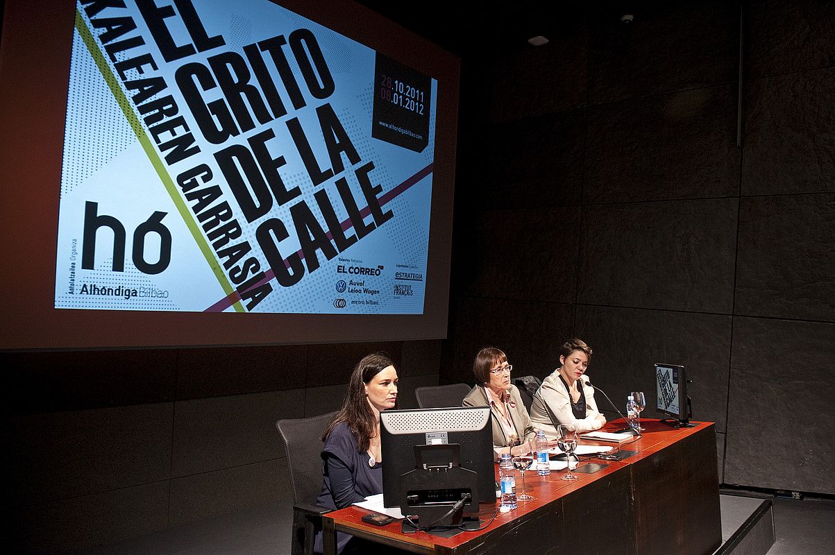 Raquel Esparza, Marian Egaña eta Mery Cuesta, atzoko aurkezpenean. JON HERNAEZ / ARGAZKI PRESS.