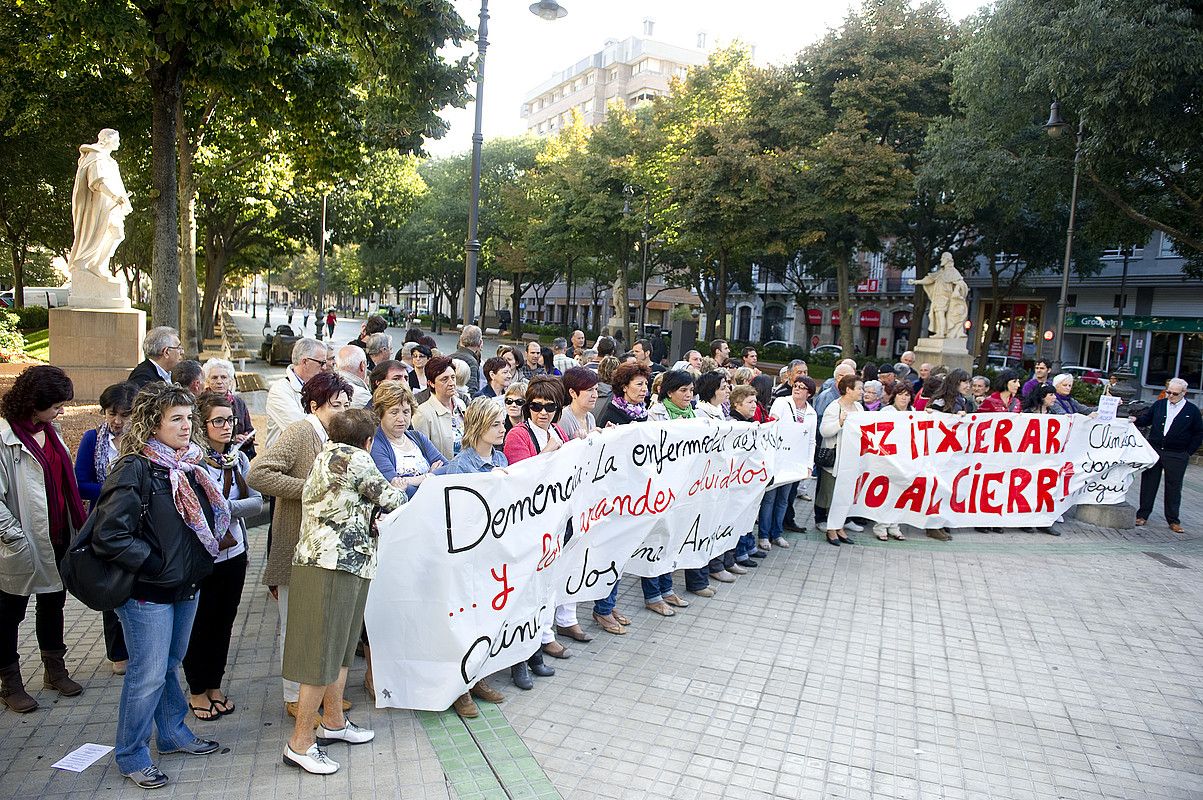 Josefina Arregui zentroko langileak, atzo, Nafarroako Parlamentuaren aurrean protestan. IÑIGO URIZ / ARGAZKI PRESS.