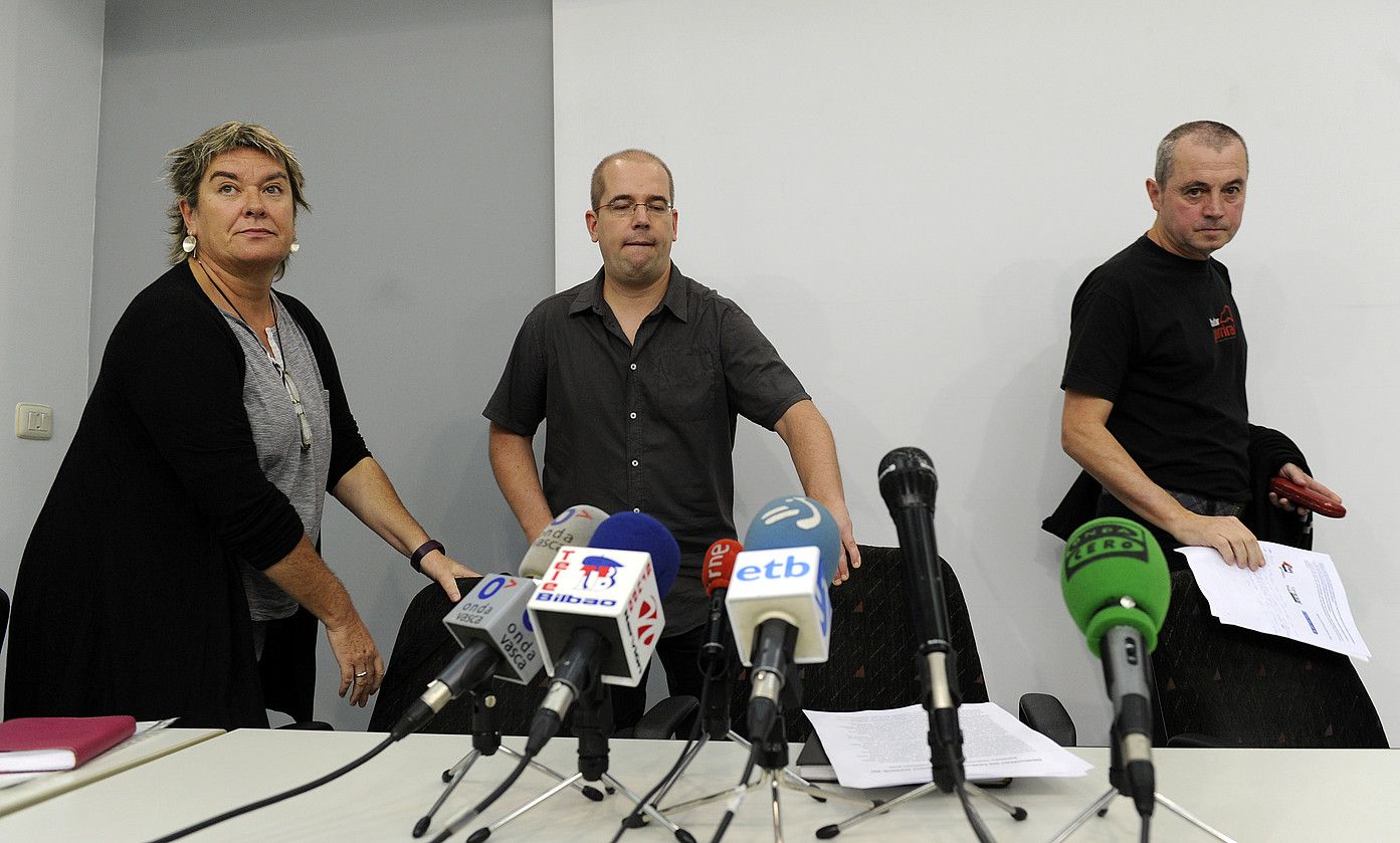 Belen Arrondo (EILAS), Jon Urrusolo (LAB) eta Xabier Irastorza (ELA), atzoko agerraldian. MARISOL RAMIREZ / ARGAZKI PRESS.