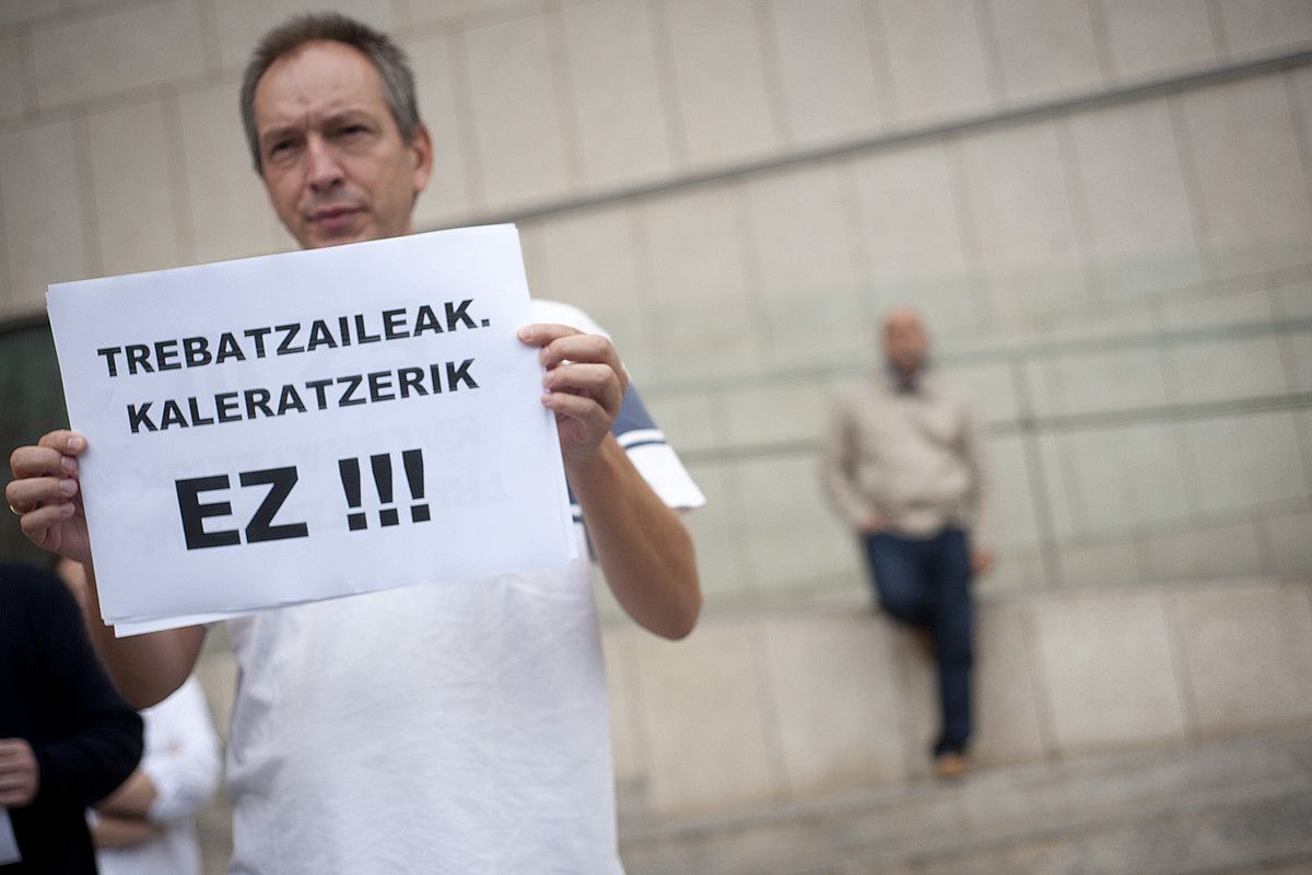 Trebatzaileei kontratua ez berritzeko erabakia salatu zuten, urriaren 6an, justizia jauregien aurrean; irudian, Donostiako protesta. GARI GARAIALDE / ARGAZKI PRESS.