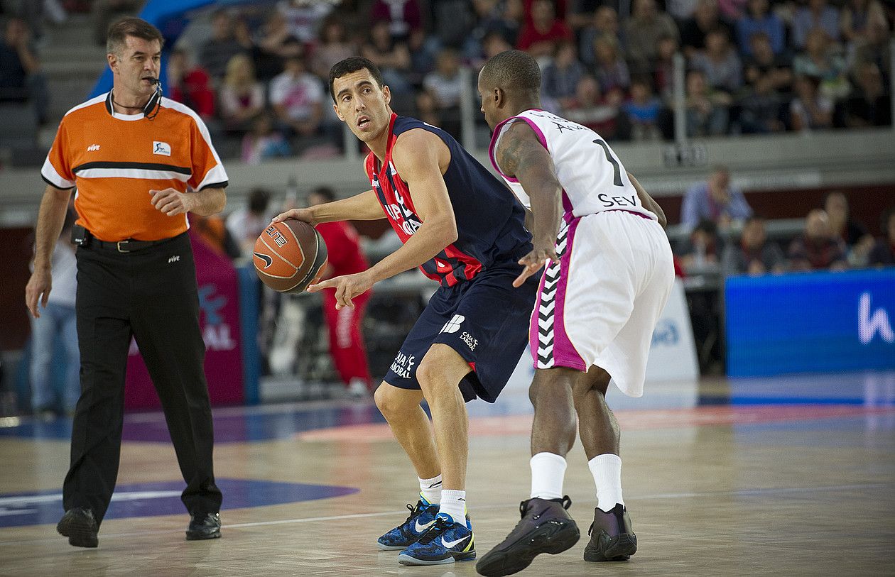 Pablo Prigioni taldea zuzentzen, Cajasolen aurkako ACB Ligako partidan. RAUL BOGAJO / ARGAZKI PRESS.