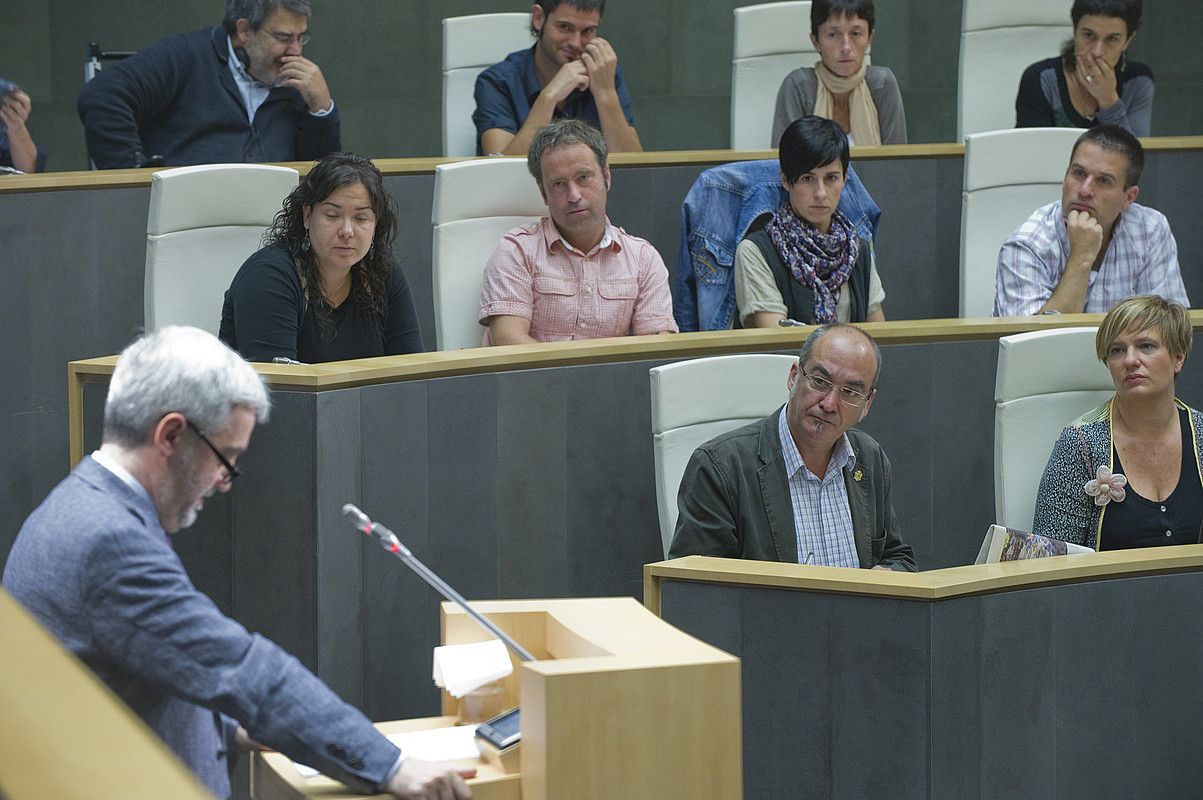 Juan Carlos Cano PPren bozeramailea, Bilduko batzarkideen begiradapean hitzaldia ematen. A. CANELLADA / ARP.