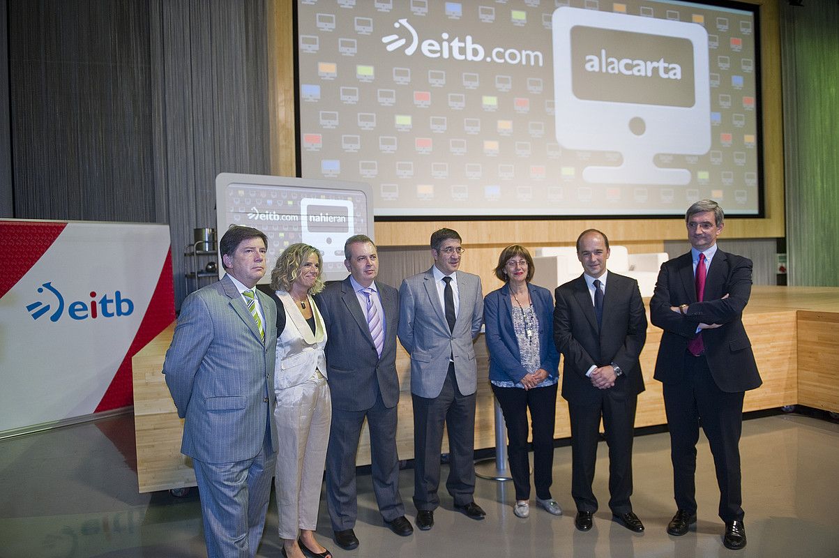 EITBko arduradunak, Patxi Lopez eta Blanca Urgell EITB Nahieran-en aurkezpenean. LUIS JAUREGIALTZO / ARGAZKI PRESS.