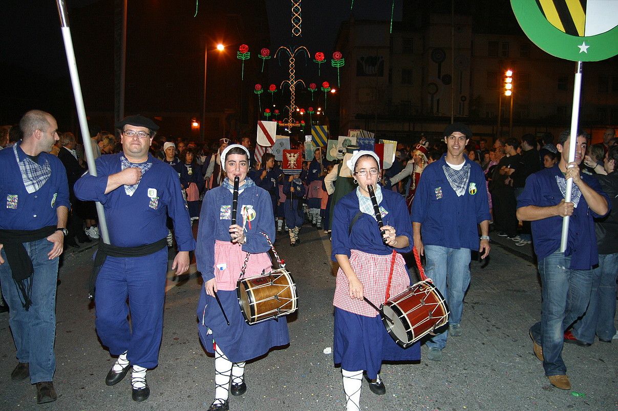 Ogeta bat kuadrillakoak, Basauriko San Fausto jaietan. EL SOCIAL.