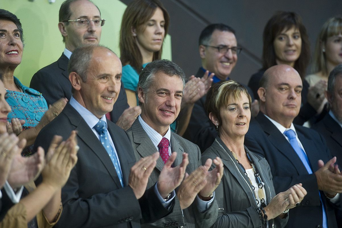 Josu Erkoreka, Iñigo Urkullu, Arantza Tapia eta Emilio Olabarria, atzo, Bilbon. LUIS JAUREGIALTZO / ARGAZKI PRESS.