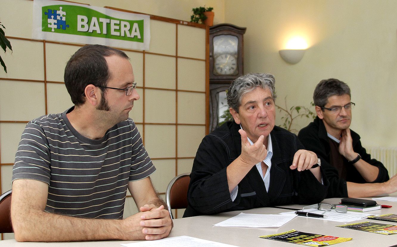 Sebastien Castet, Martine Bisauta eta Jakes Bortairu, Batera-ko kideak, atzo eginiko prentsaurrekoan. BOB EDME.