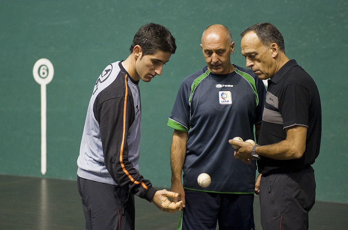 Ekaitz Saralegi, pilota bat probatzen, atzo, Juan Mari Juaristi eta Roberto Garcia Ariñoren alboan. A. CANELLADA / ARP.