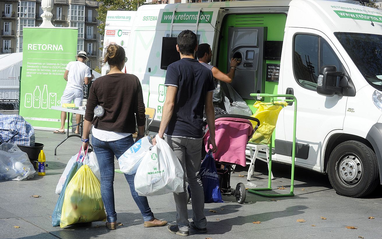 Bilboko hainbat hiritar, Itzuli-Mitzuli furgonetaren aurrean, euren txandaren zain. MONIKA DEL VALLE / ARGAZKI PRESS.