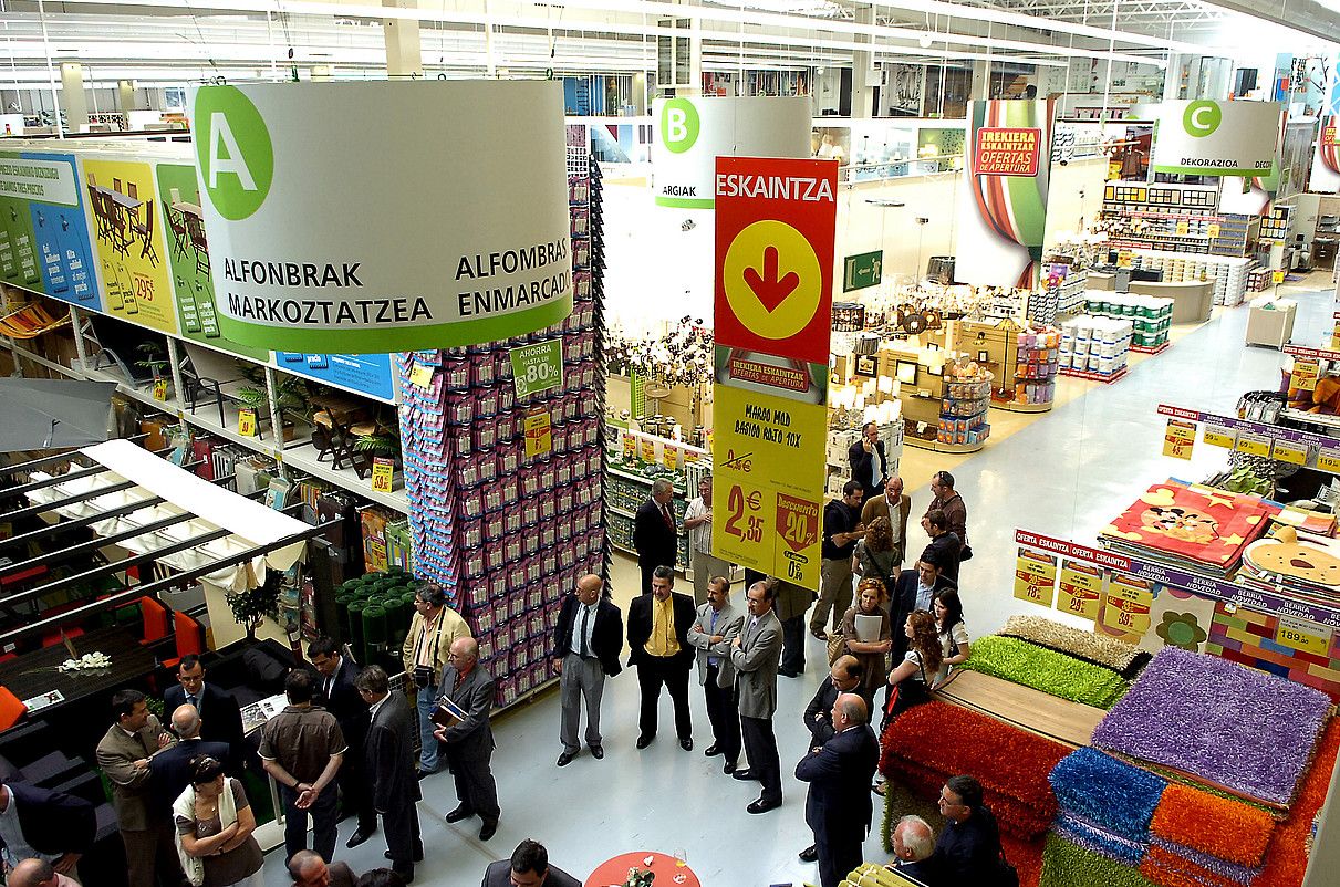 Kartelak euskaraz eta gaztelaniaz saltoki batean. Besteak beste, hori arautzen du legeak. IMANOL OTEGI / ARGAZKI PRESS.