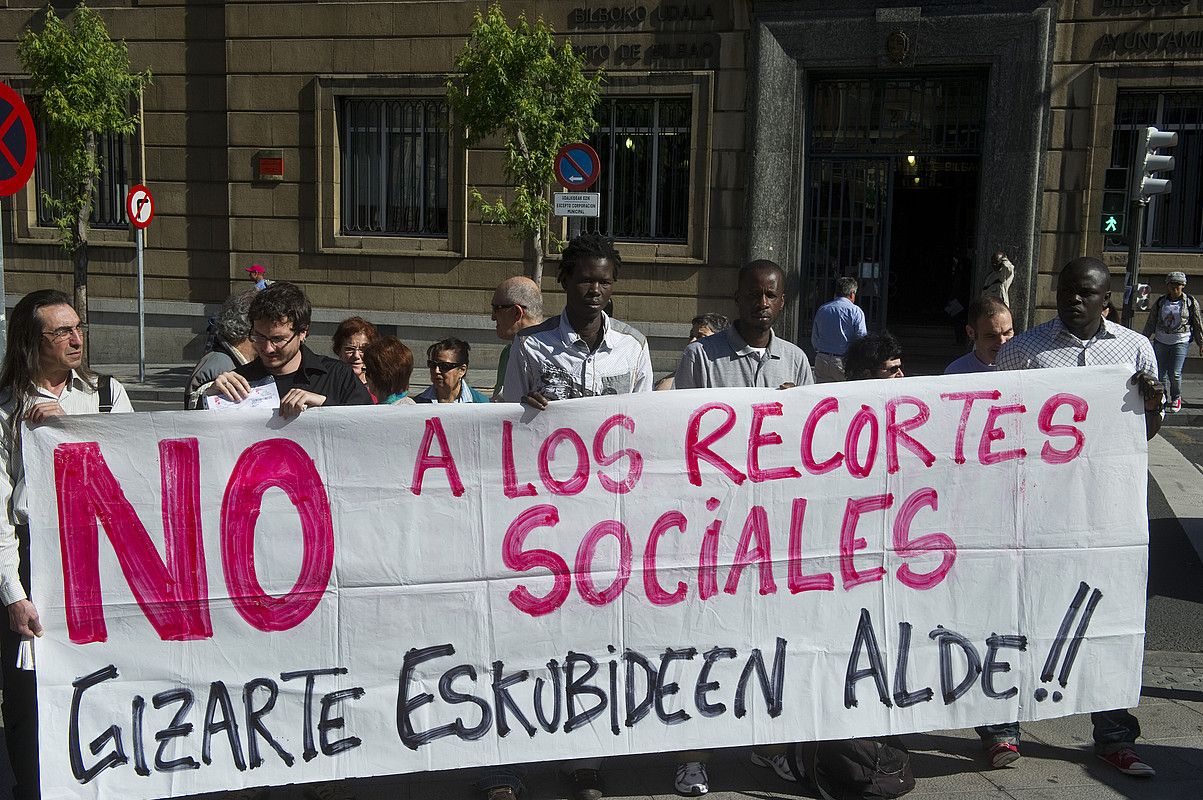 Gizarte laguntzen murrizketen aurka Bilbon eginiko protesta bat. LUIS JAUREGIALTZO / ARGAZKI PRESS.